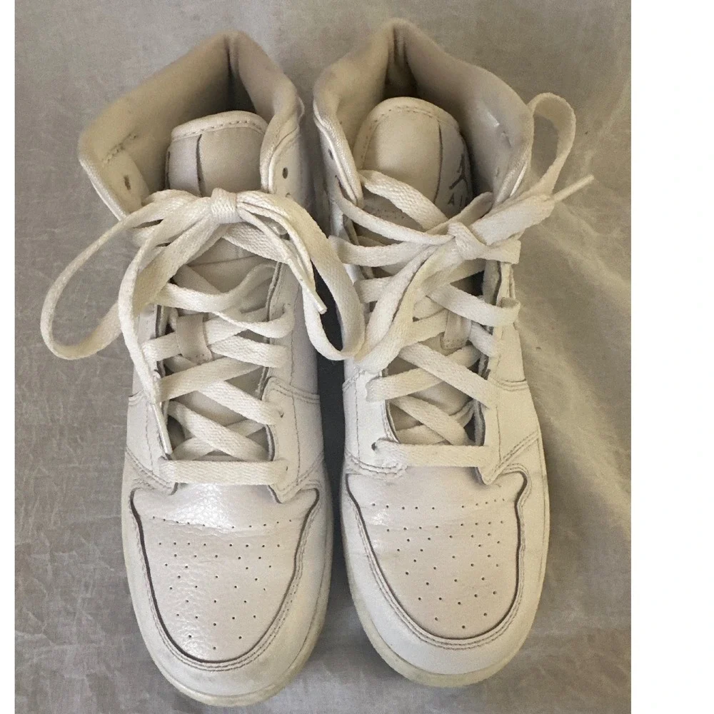 Nike Air Jordan 1 Mid White Sneakers Basketball Shoes Youth Size 6.5Y 554725-102